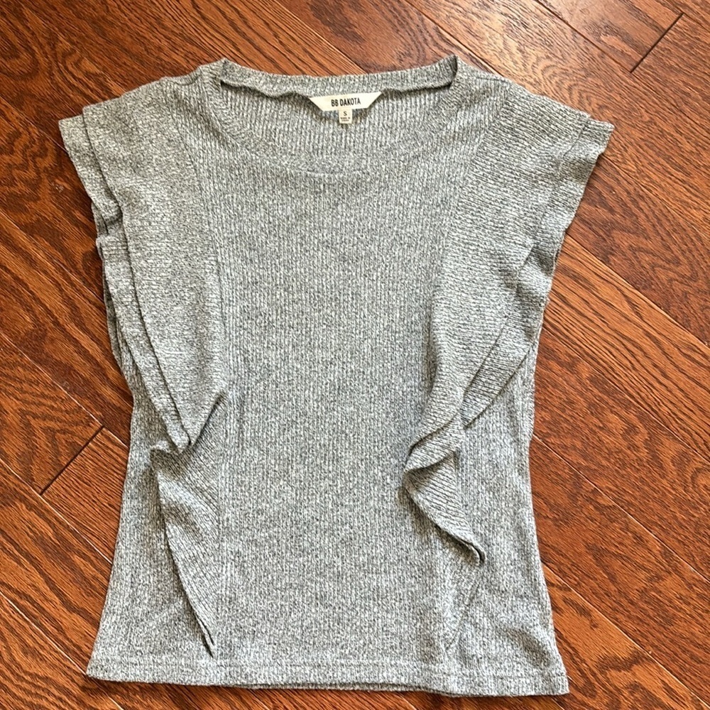 BB Dakota by SM cap sleeve blouse knitted grey. Ruffle details. Size small. Cute